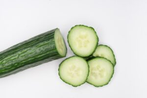 a cucumber with 4 slices next to it